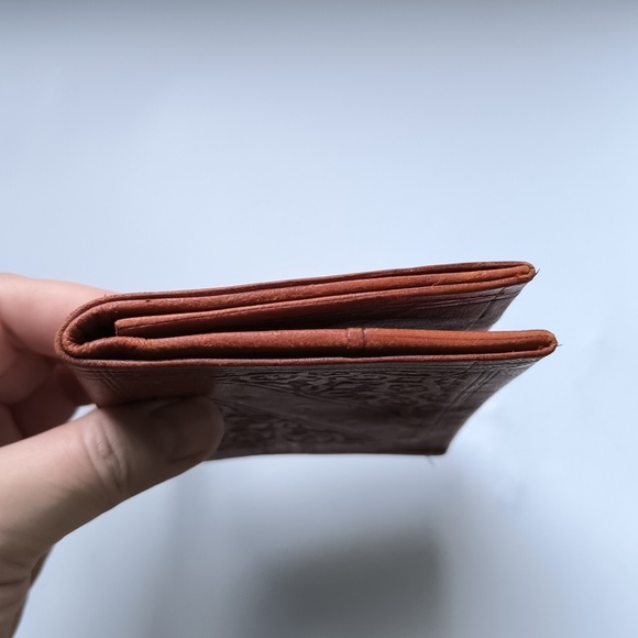 Embossed Tan Leather Credit Card Holder Bifold Wallet - Picture 9 of 12